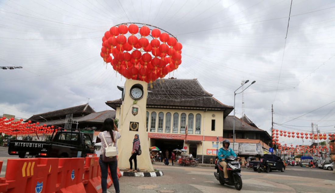 LAMPION: Kawasan Pasar Gede, Kota Surakarta mulai dipenuhi lampion, Senin (16/1). Rencananya akan ada 5000 lampion yang akan dipasang di kawasan Pasar Gede dan Jalan Jendral Sudirman. - JPNN.com