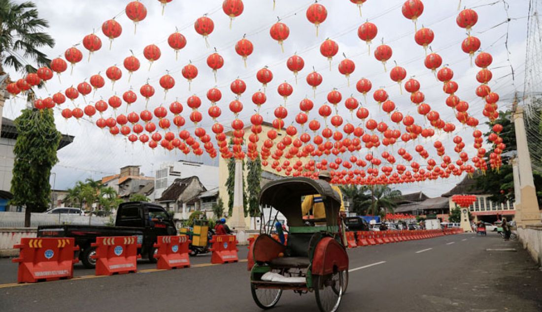 LAMPION: Kawasan Pasar Gede, Kota Surakarta mulai dipenuhi lampion, Senin (16/1). Rencananya akan ada 5000 lampion yang akan dipasang di kawasan Pasar Gede dan Jalan Jendral Sudirman. - JPNN.com