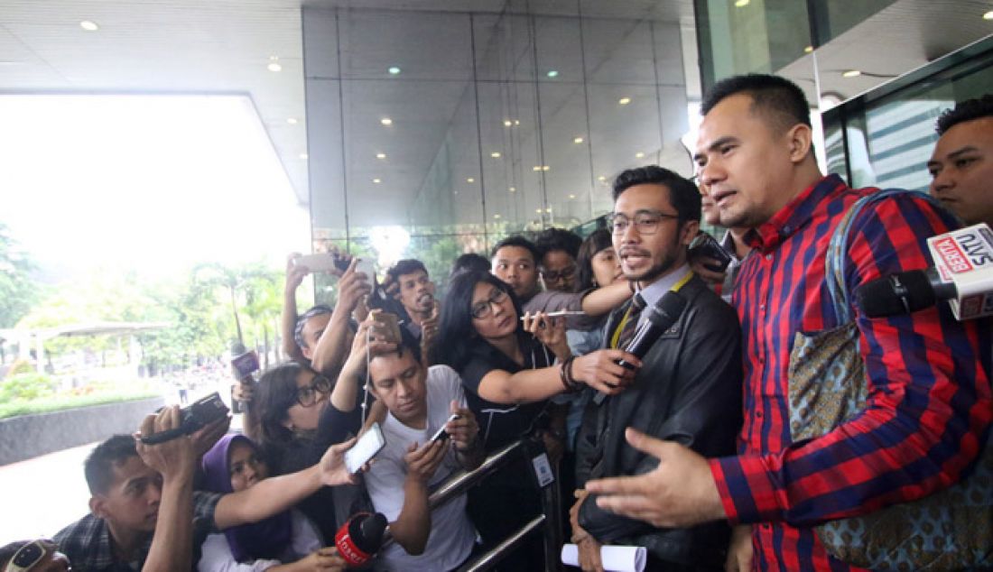 Pedangdut Saipul Jamil usai menjalani pemeriksaan di Gedung Komisi Pemberantasan Korupsi (KPK), Jakarta, Senin (16/1). Saiful menjalani pemeriksaan KPK sebagai tersangka pemberi suap kepada Panitera Pengadilan Negeri Jakarta Utara, Rohadi. - JPNN.com