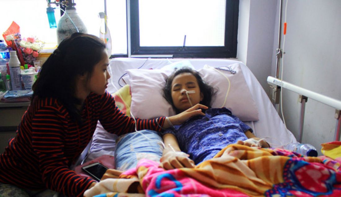 Adela Risqi (15) terbaring lemas di Rumah Sakit PMI Kota Bogor ruang Dahlia III, Jalan Pajajaran, Bogor, Senin (16/1). Adela menderita penyakit Osteosarcoma kangker tulang yang cukup langka. Fadli/METROPOLITAN - JPNN.com