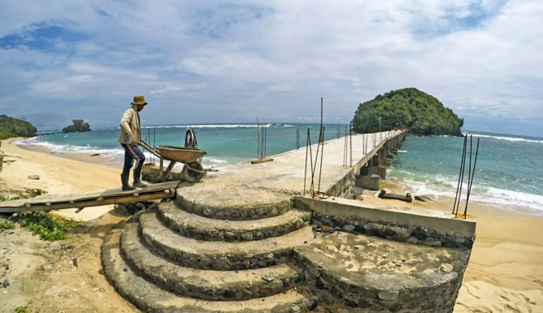 Jembatan pantai Balekambang menuju Pulau Hanoman di bangun kembali setelah putus selama kurang lebih 20 tahun. - JPNN.com