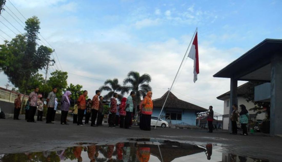 MIRING: Saat melakukan sidak ke Dinas Perikanan, Bupati Purbalingga Tasdi dibuat kesal lantaran kondisi tiang bendera yang miring. - JPNN.com