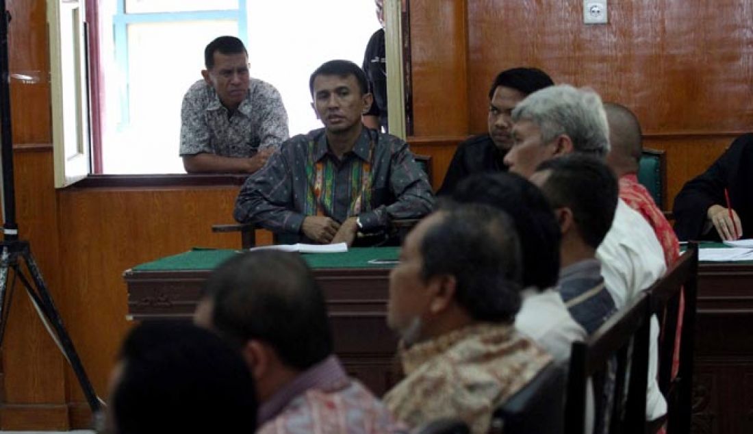 Terdakwa kasus interplasi Gatot Pujonugroho mendengarkan keterangan saksi di Pengadilan Negeri Medan, Kamis (19/1). Dalam sidang juga turut hadir Ketua DPRD Sumut Wagirin Ahmad sebagai saksi dalam persidangan. - JPNN.com