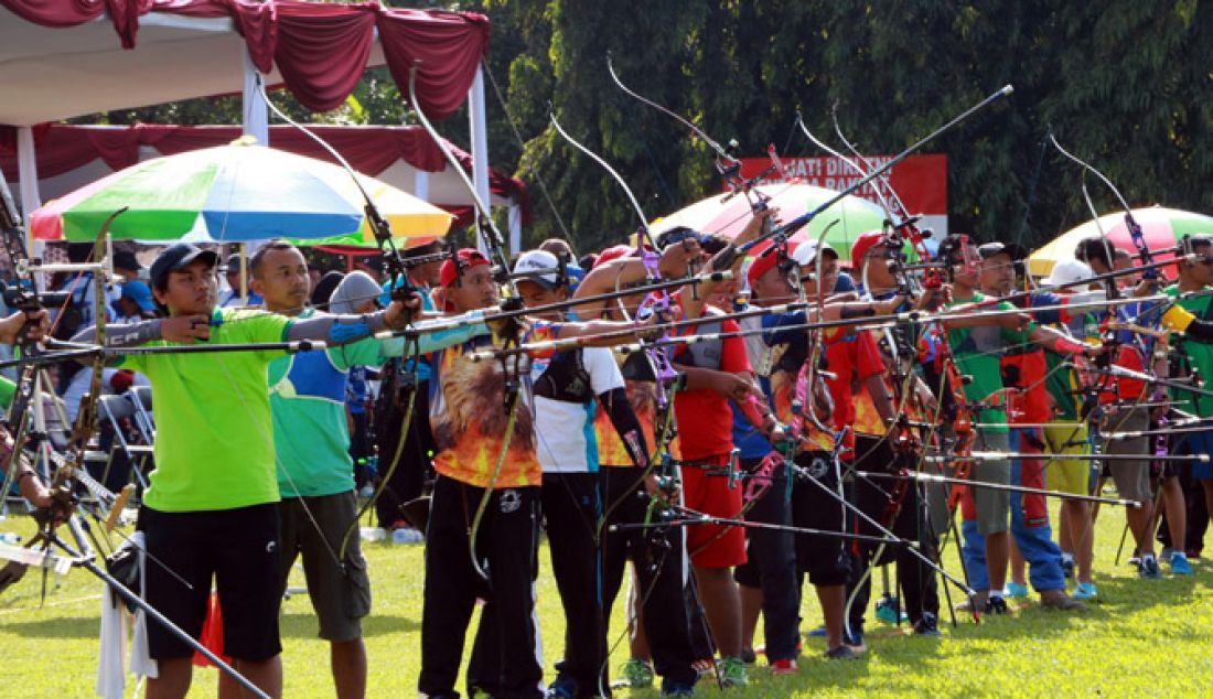 Ratusan peserta Bogor Open Archery Championship 2017 mulai bertanding, babak penyisihan dilakukan di lapangan pusdikzi jalan Jendral Sudirman kota Bogor, Sabtu (21/1). Rencananya Minggu (22/1), Presiden Joko Widodo akan turut serta di kelas 20 meter. - JPNN.com