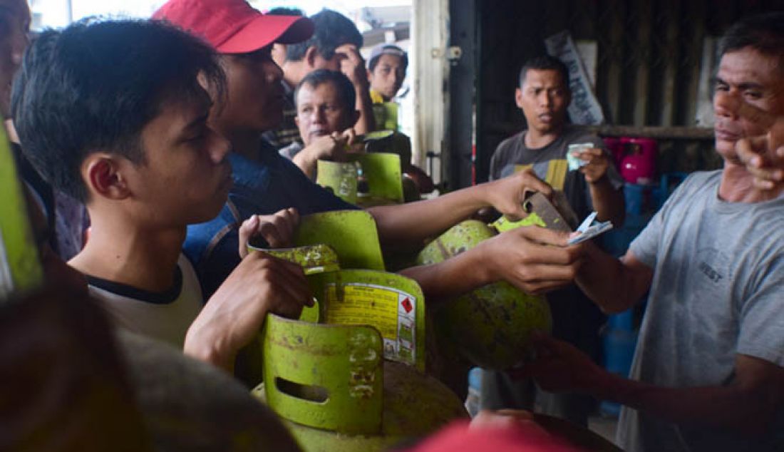 Warga sekitar jalan Prof. M.Yamin, Lebak Bandung kecamatan Jelutung saat Mengantri Gas 3 kg di salah satu agen pangkalan di Jambi, Minggu (22/1). Pemerintah kota Jambi meminta kepada pertamina untuk langsung menutup pangkalan nakal. - JPNN.com