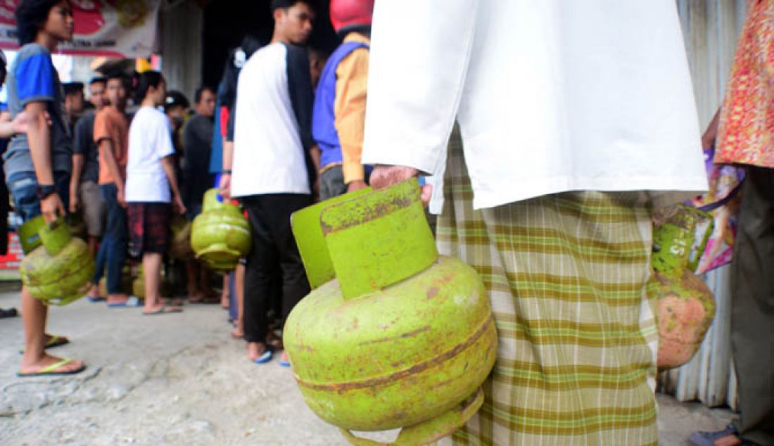 Warga sekitar jalan Prof. M.Yamin, Lebak Bandung kecamatan Jelutung saat Mengantri Gas 3 kg di salah satu agen pangkalan di Jambi, Minggu (22/1). Pemerintah kota Jambi meminta kepada pertamina untuk langsung menutup pangkalan nakal. - JPNN.com