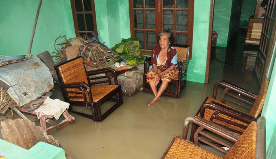 Akibat meluapnya Sungai Condong membuat tiga desa di Kecamatan Gunung Jati Kabupaten Cirebon dilanda banjir, Senin (23/1). - JPNN.com