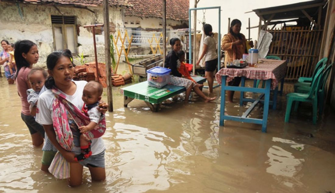 Aktifitas Posyandu di Desa Astana Kabupaten Cirebon tetap berlangsung walaupun banjir melanda kawasan tersebut, Senin(23/1). - JPNN.com
