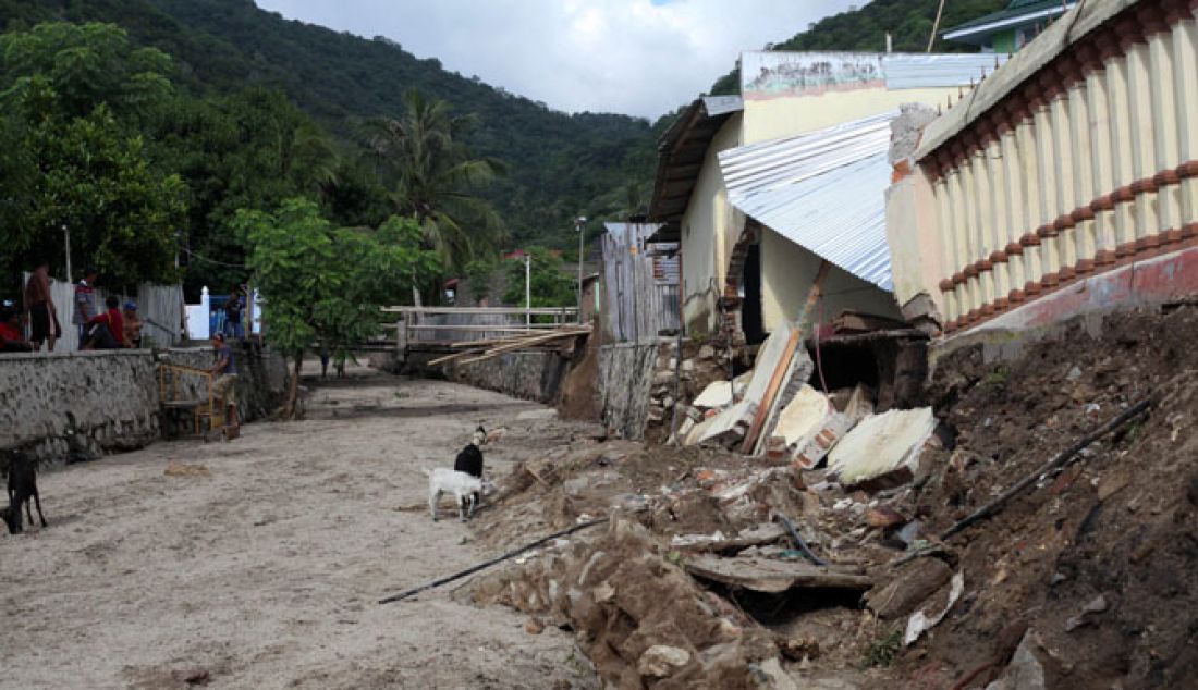 Luapan air Sungai akibatkan beberapa rumah warga terendam air hingga satu rumah nyaris roboh diterjang arus deras di Kelurahan Leato Barat, Kecamatan Dumbo Raya Kota Gorontalo, Senin (23/1). - JPNN.com