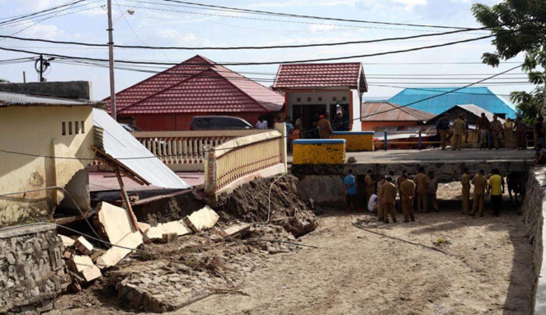 Luapan air Sungai akibatkan beberapa rumah warga terendam air hingga satu rumah nyaris roboh diterjang arus deras di Kelurahan Leato Barat, Kecamatan Dumbo Raya Kota Gorontalo, Senin (23/1). - JPNN.com