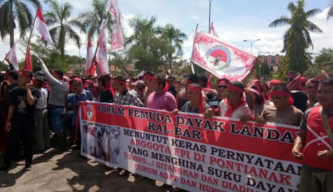 AKSI DAMAI: Para pemuda Dayak menggelar aksi damai di kantor DPRD Landak, Senin (23/1). - JPNN.com