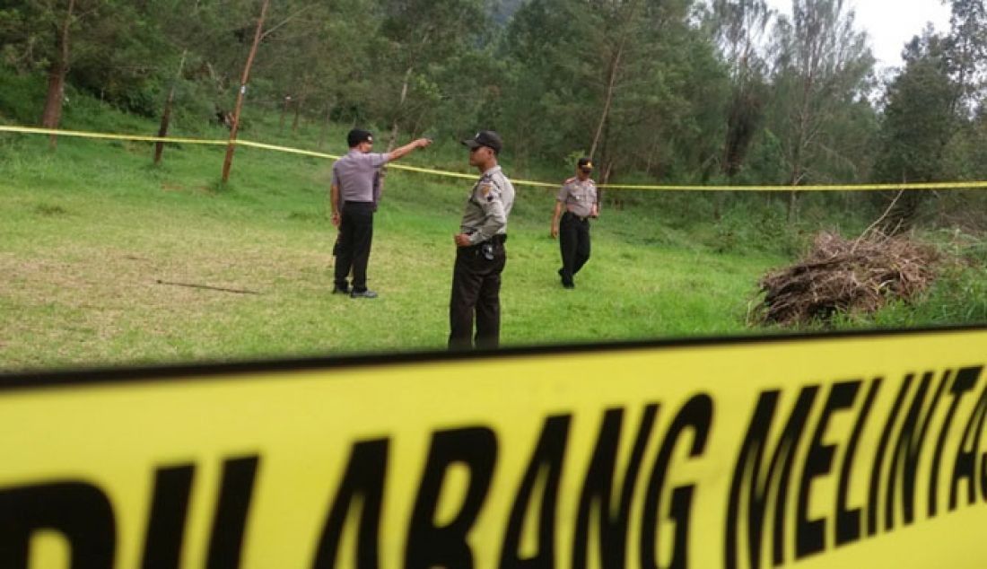 DIUSUT: Garis polisi dibentangkan di lokas kegiatan diksar Mapala UII Jogjakarta di Tlogodringo, Desa Gondosuli, Kecamatan Tawangmangu, Selasa (24/1). Penyelidikan ini menyusul kematian tiga anggota mapala UII Jogjakarta yang diindikasikan mengalami kekerasan fisik. - JPNN.com