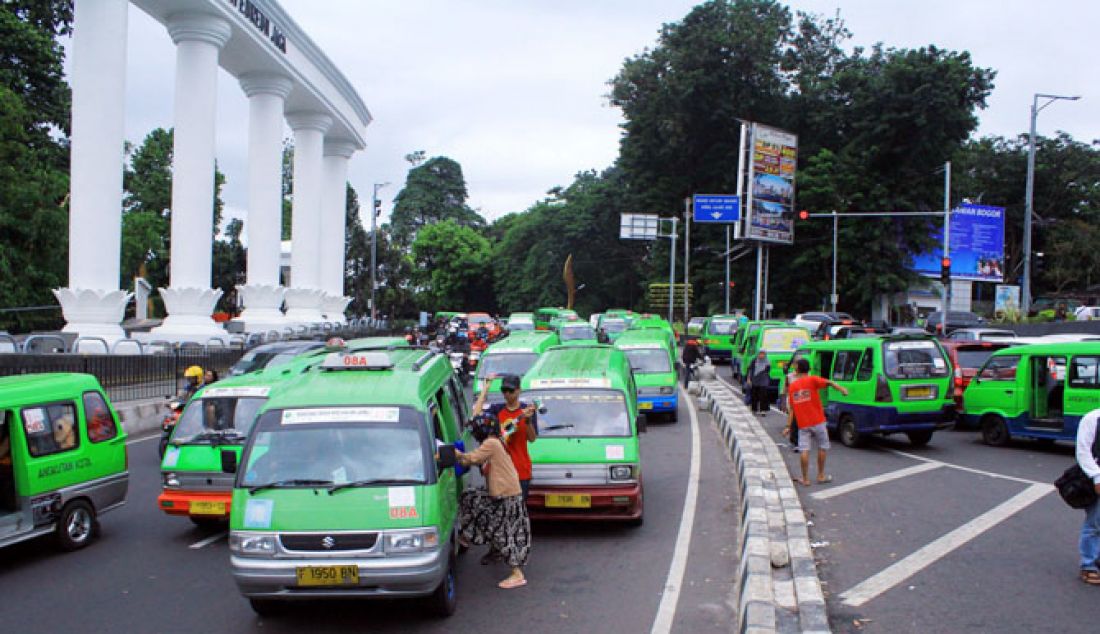 Angkutan Kota (Angkot) Bogor saat mengetem di Jalan Otista, Kota Bogor, Selasa (24/1). Terkait perencanaan perubahan rute (rerouting) angkot di Kota Bogor sudah memasuki tahap akhir dan akan dilaksanakan pertengahan Febuari 2017 mendatang. Hal ini dikarenakan kemacetan yang sering terjadi. - JPNN.com