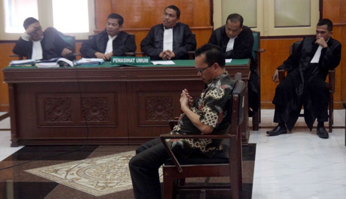 Terdakwa kasus dugaan penggelapan uang Rp15,3 miliar yang merupakan politikus Partai Demokrat, Ramadhan Pohan mengikuti sidang dengan agenda putusan sela, di Pengadilan Negeri Medan, Sumatera Utara, Selasa (24/1). Dalam persidangan tersebut Majelis Hakim menolak eksepsi Ramadhan. - JPNN.com