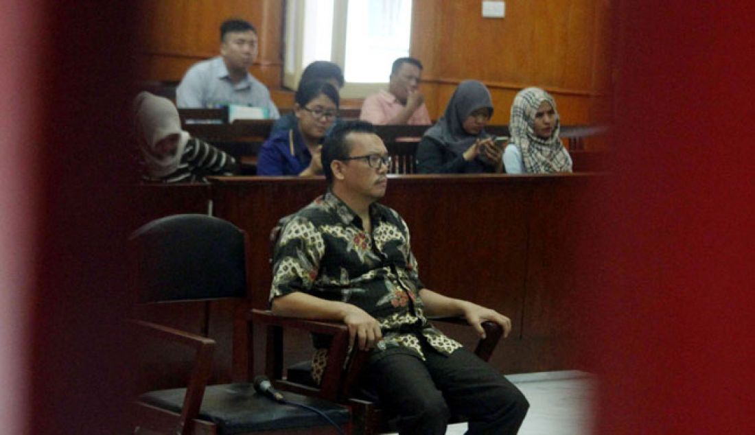 Terdakwa kasus dugaan penggelapan uang Rp15,3 miliar yang merupakan politikus Partai Demokrat, Ramadhan Pohan mengikuti sidang dengan agenda putusan sela, di Pengadilan Negeri Medan, Sumatera Utara, Selasa (24/1). Dalam persidangan tersebut Majelis Hakim menolak eksepsi Ramadhan. - JPNN.com