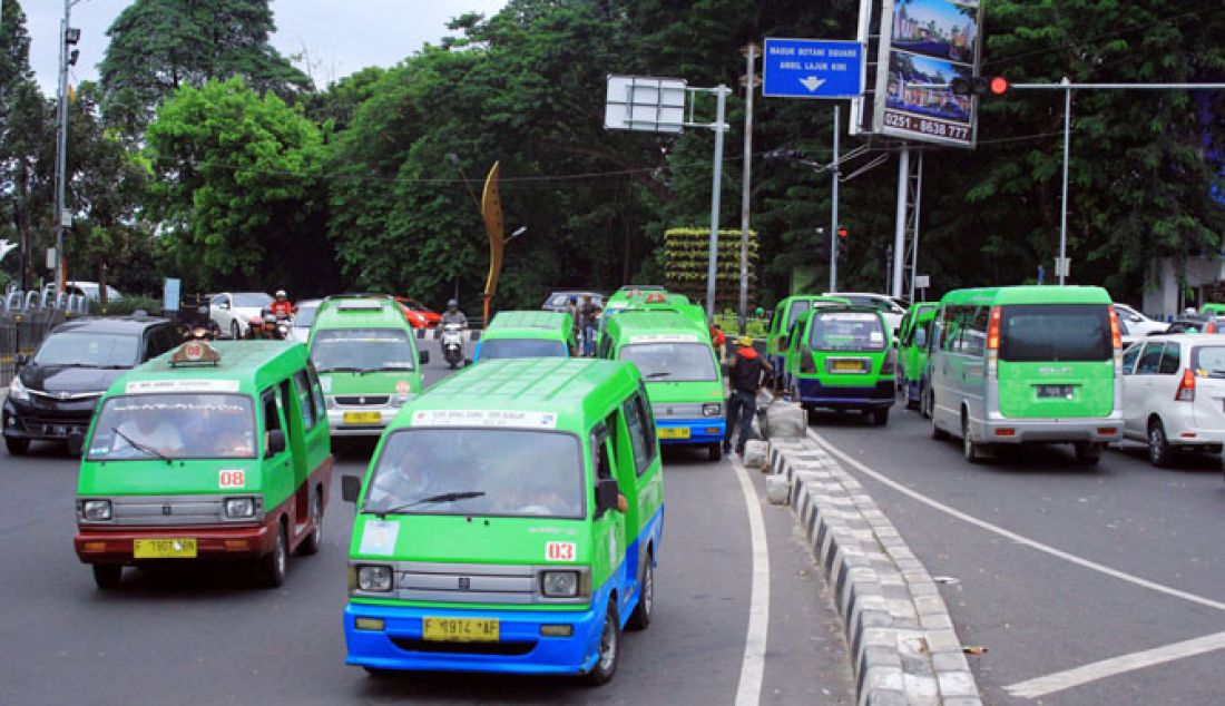 Angkutan Kota (Angkot) Bogor saat mengetem di Jalan Otista, Kota Bogor, Selasa (24/1). Terkait perencanaan perubahan rute (rerouting) angkot di Kota Bogor sudah memasuki tahap akhir dan akan dilaksanakan pertengahan Febuari 2017 mendatang. Hal ini dikarenakan kemacetan yang sering terjadi. - JPNN.com