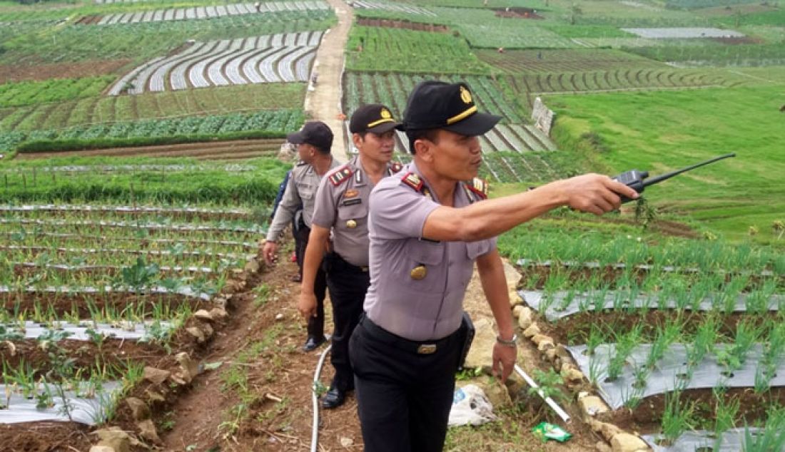 Kapolesk Tawangmangu AKP M. Rianto bersama anggota menyusuri rute yang digunakan anggota Mapala UII Jogjakarta di Tlogodringo, Desa Gondosuli, Kecamatan Tawangmangu, Kabupaten Karanganyar, Selasa (24/1). - JPNN.com