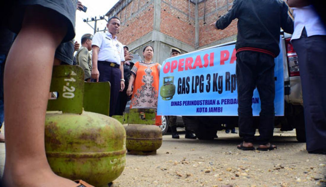 Pemerintah Kota Jambi menyediakan sebanyak 150 tabung gas elpiji 3 kg dalam operasi pasar di Komplek Perumahan Pinang Merah, Bagan Pete, Alam Barajo, Rabu (25/1). Operasi pasar atau pasar murah ini dilaksanakan untuk mengatasi kelangkaan serta menekan tingginya harga gas 3 kg. - JPNN.com