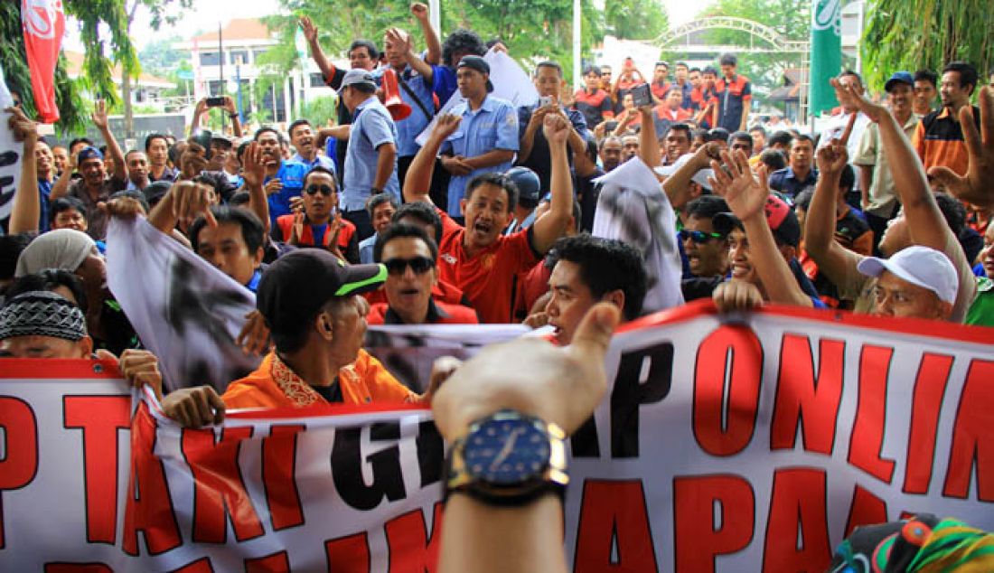 UNJUK RASA: Ratusan pengemudi taksi argo menggelar aksi damai di depan kantor DPRD Balikpapan, Rabu (25/1). Mereka mengeluhkan keberadaan taksi online membuat omzet mereka turun, bahkan harus berutang untuk membayar setoran. - JPNN.com