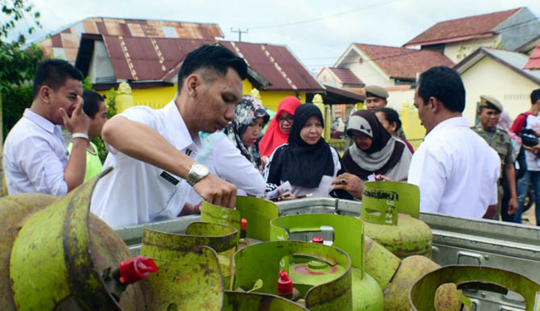 Pemerintah Kota Jambi menyediakan sebanyak 150 tabung gas elpiji 3 kg dalam operasi pasar di Komplek Perumahan Pinang Merah, Bagan Pete, Alam Barajo, Rabu (25/1). Operasi pasar atau pasar murah ini dilaksanakan untuk mengatasi kelangkaan serta menekan tingginya harga gas 3 kg. - JPNN.com