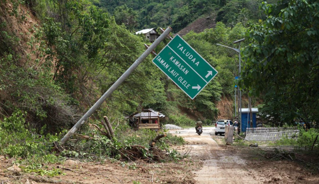 LONGSOR: Sejumlah ruas jalan tertimbun material longsor yang terjadi Minggu, (29/1) malam. Longsor akibatkan menutup badan jalan yang menghubungkan dengan Bolango Mongondow Selatan (Bolsel) wilayah sulawesi utara. - JPNN.com