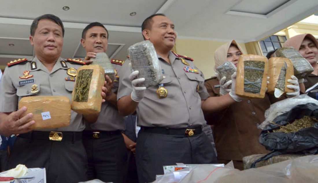 Polda Jambi dan Polresta Jambi musnahkan 3,2 Kg sabu, 5.097 pil ekstasi dan 36 Kg ganja, Senin (30/1). Pemusnahan narkotika senilai Rp 5 Miliar itu dipimpin langsung oleh Kapolda Jambi Brigjen Pol Yazid Fanani dan Forkompinda provinsi Jambi. - JPNN.com