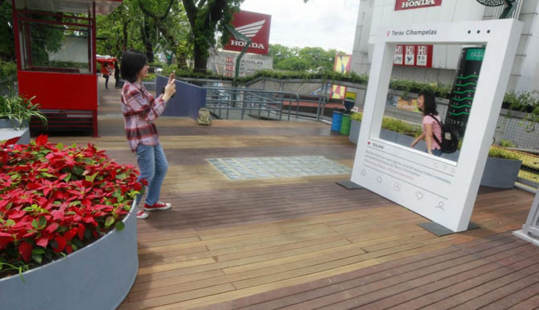 Warga berjalan di area Sky Walk Teras Cihampelas, Kota Bandung, Selasa (31/1). Walaupun belum diresmikan, Teras Cihampelas sudah mulai aktif pada Rabu (1/2). Sekitar 192 PKL akan diCihampelasrelokasi dan mengisi kios di kawasan Tersebut. - JPNN.com