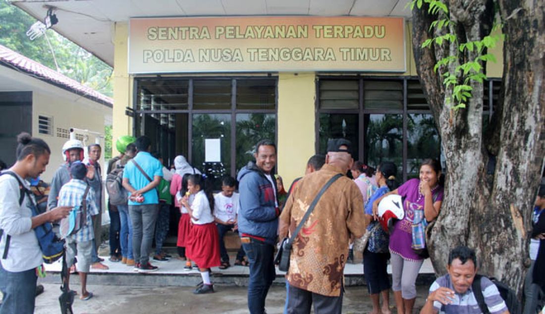 LAPOR POLISI. Puluhan orangtua siswa penerima bantuan PIP tampak memenuhi SPKT Mapolda NTT, Selasa (31/1). Mereka melaporkan 122 kepala sekolah di Kota Kupang yang belum mau mengeluarkan surat keterangan bersekolah bagi anak mereka. - JPNN.com