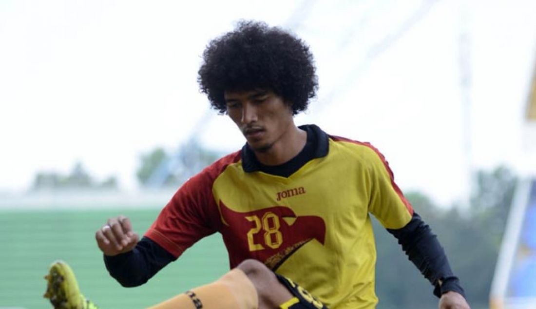 Penampilan Ahmad Maulana, cukup nyentrik. Itu karena dia punya ciri khas rabut kribo. Mirip dengan gelandang bertahan Manchester United (MU), Marouane Fellaini. Dengan rambut nyentriknya, ia bercerita kerap mendapat kejadian aneh. Paling sering yakni dikejar ibu-ibu yang merasa gemas untuk memegang rambutnya. - JPNN.com