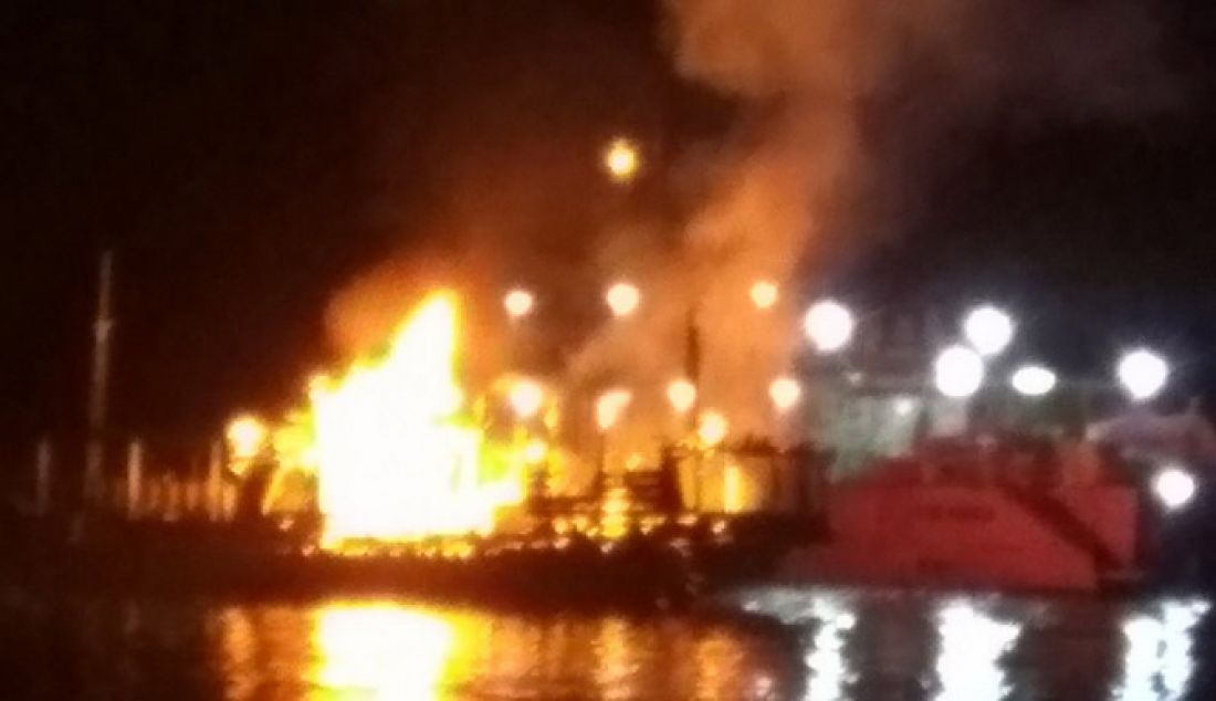 TERBAKAR. Kapal wisata, KM Merpati terbakar hebat hingga tak tersissa di pelabuhan laut ASDP Labuan Bajo sekira pukul 01.30, Senin (30/1). - JPNN.com