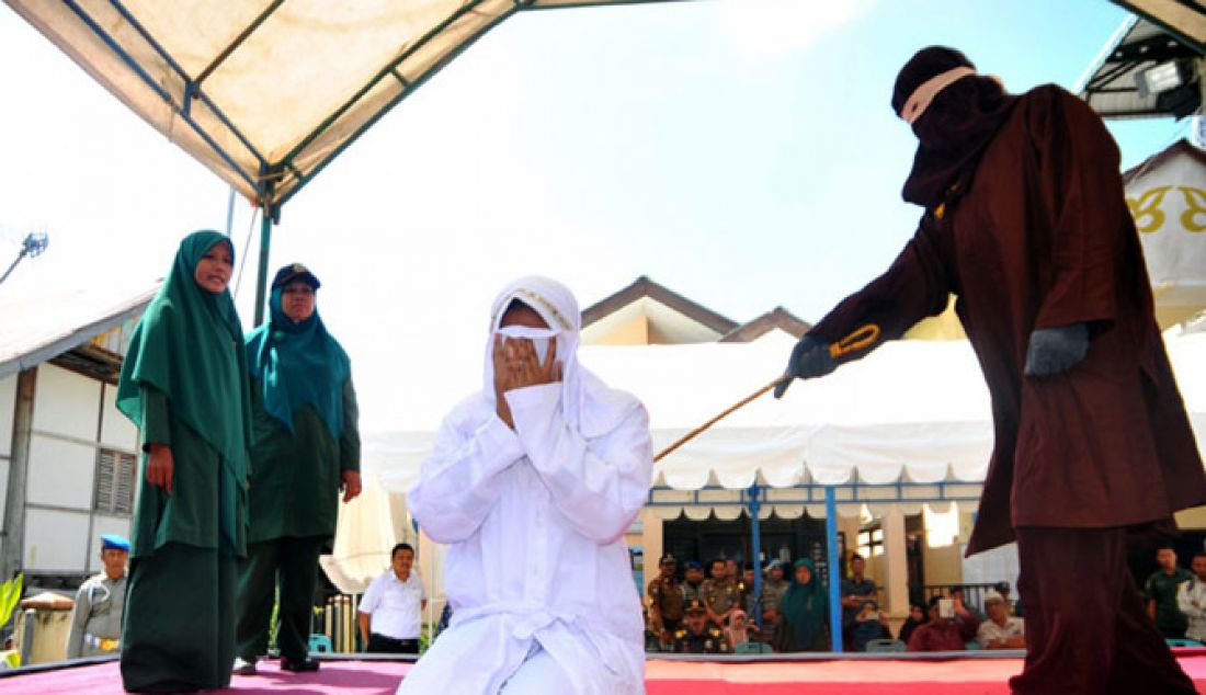 DICAMBUK: Pelaku Khalwat menjalani hukuman cambuk di hamalam Masjid Gampong Jawa Banda Aceh, Kamis (2/2). - JPNN.com