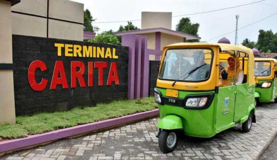 TEST DRIVE: Bupati Pandeglang, Irna Nurulita saat tes drive bajaj di Terminal Carita yang baru diresmikan. Yasril Chaniago/INDOPOS - JPNN.com