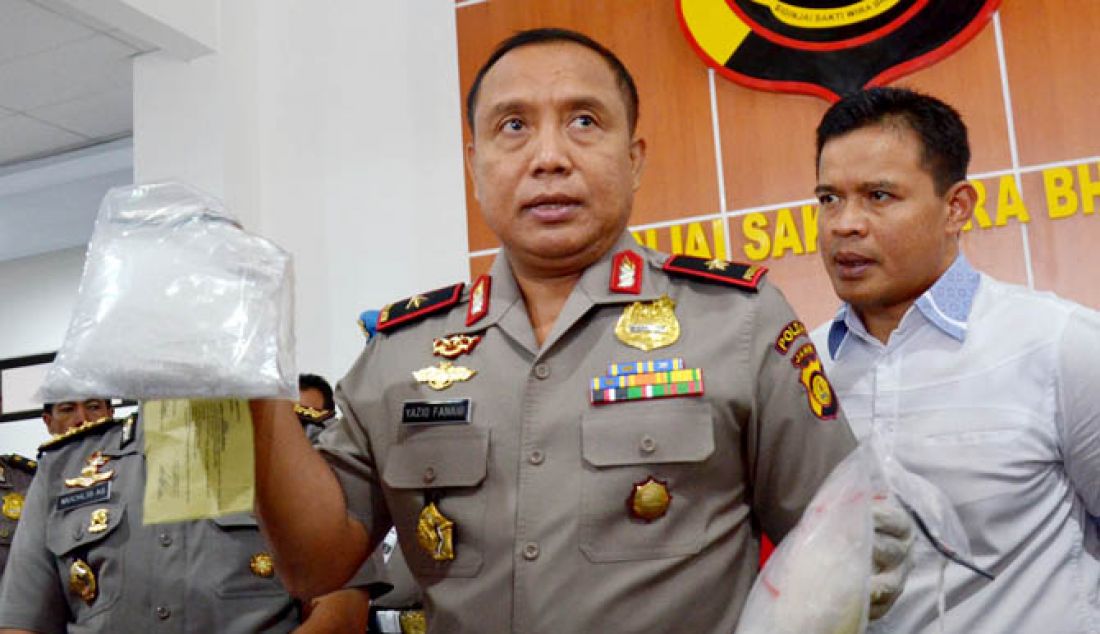 Kapolda Jambi Brigjen Pol Yazid Fanani didampingi Dirnarkoba Kombes Pol Ade Sapari dan Irwasda Kombes Pol Muclis mengekspose sindikat narkoba jaringan internasional yang berhasil diungkap Direktorat Reserse Narkoba Polda Jambi. Sabu senilai Rp 5 Miliar disita dari para tersangka. - JPNN.com