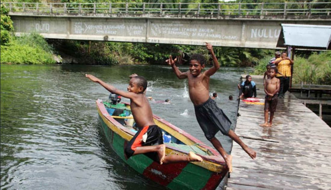 Anak-anak di Kampung Yokiwa Distrik Sentani Timur bermain ke Kali Jaifury usai sepulang sekolah, Kamis (2/2). - JPNN.com