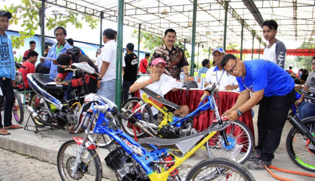 Peserta IMI Open Kepri Drag Race dan Drag Bike 2017 saat menjalani proses scruitneering atau pemeriksaan kendaraan di Graha Pena, Batamcentre, Jumat (3/2). 450 peserta akan mengikuti kejuaraan ini. - JPNN.com