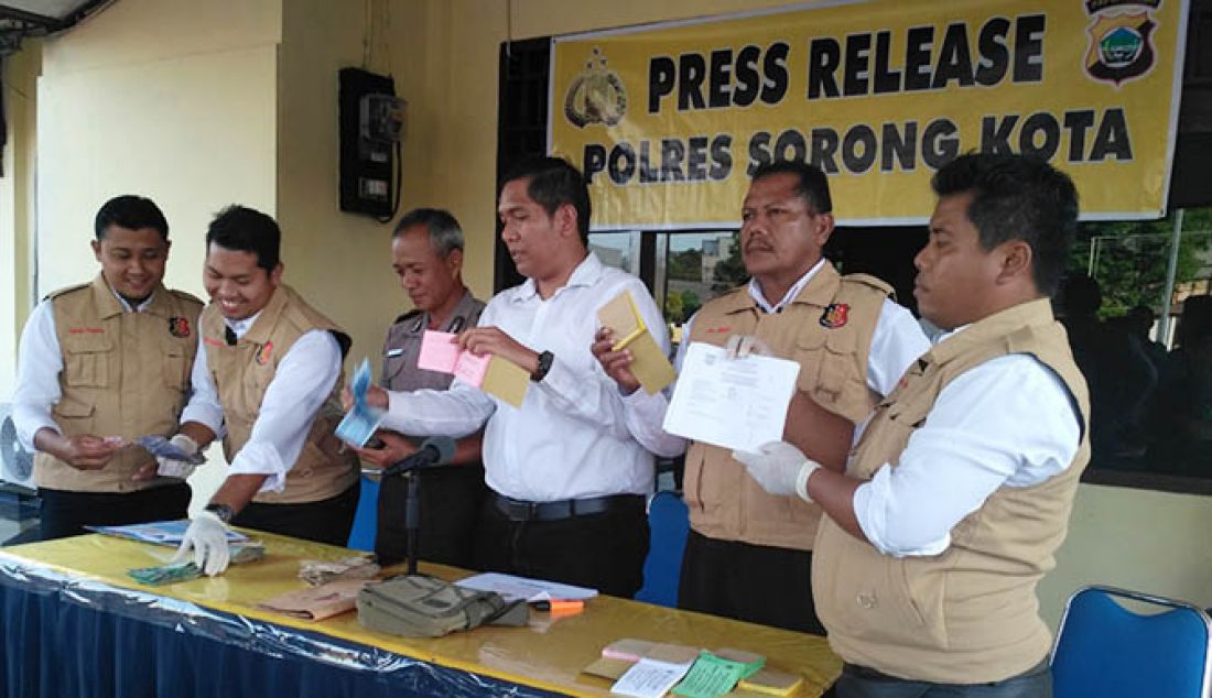 Polres Sorong Kota berhasil mengungkap tiga pegawai Dishub yang tersandung kasus pungutan liar (pungli), Jumat (3/2). - JPNN.com