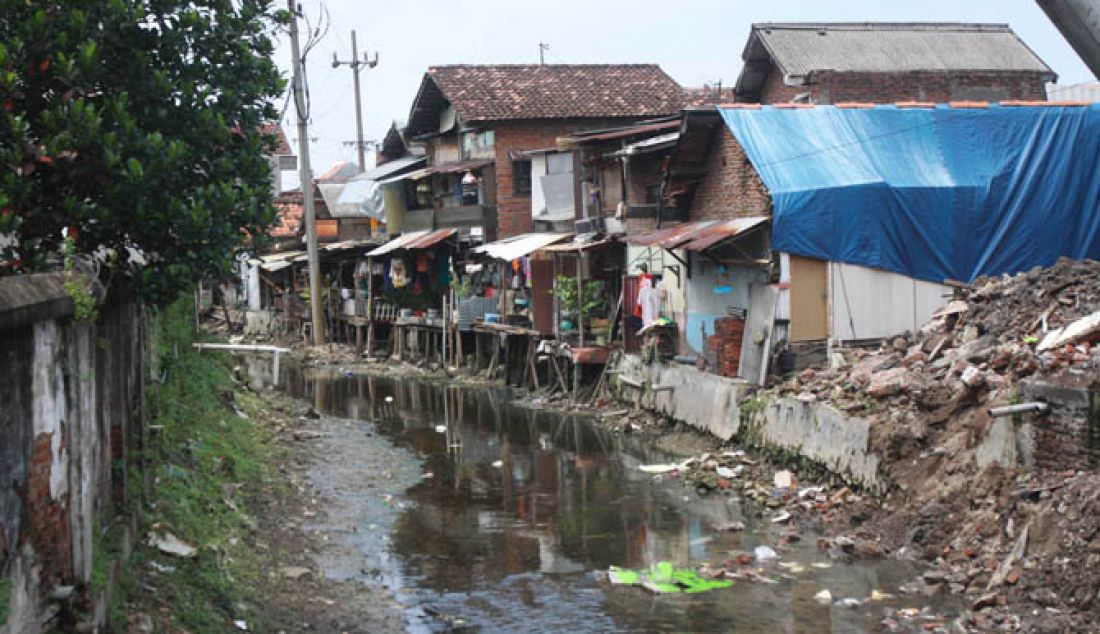 Surabaya mencanangkan warganya bisa terbebas dari buang air besar (BAB) sembarangan pada tahun ini. Pasalnya, jumlah wilayah di Surabaya yang warganya BAB sembarangan masih banyak. - JPNN.com