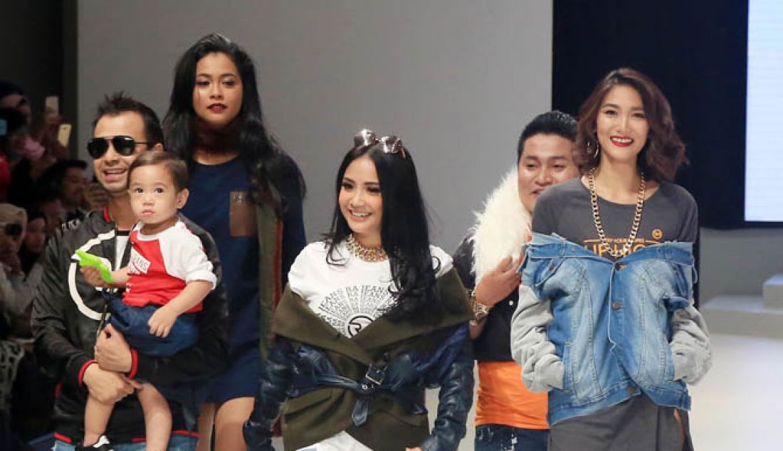 Raffi Ahmad beserta istri, Nagita Slavina dan anaknya, Rafathar, berjalan dengan outfit casual rilisan label mereka sendiri RA dalam Indonesia Fashion Show (IFW) di JCC, Jakarta, Kamis (3/2) malam. - JPNN.com