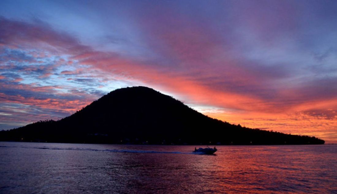 PENGHUJUNG HARI: Selat Maitara, Kota Tikep, Maluku Utara, selalu menjadi lokasi untuk menyaksikan sunset di akhir penghujung hari. Selain menjadi incaran warga lokal untuk menyaksikan sunset, kawasan ini juga menjadi pintu masuk (Pelabuhan Utama) dari dan ke Tidore Kepulauan (TIKEP). - JPNN.com