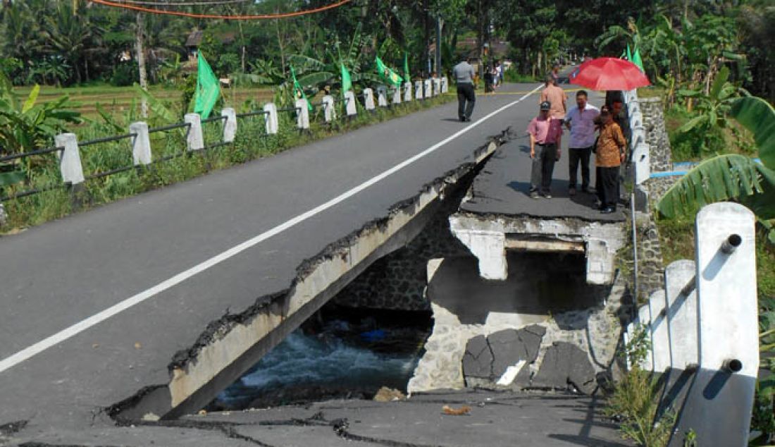 Jembatan Sungai Kuning di wilayah perbatasan Desa/Kecamatan Karanganyar dan Kecamatan Kertanegara, Sabtu (4/2) malam putus. Hujan deras kurang lebih lima jam, membuat arus sungai kencang dan membuat bagian gelagar ambrol serta menyebabkan jembatan terputus. - JPNN.com