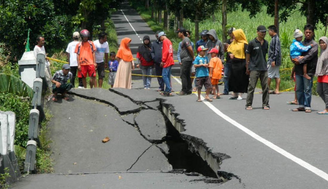 Jembatan Sungai Kuning di wilayah perbatasan Desa/Kecamatan Karanganyar dan Kecamatan Kertanegara, Sabtu (4/2) malam putus. Hujan deras kurang lebih lima jam, membuat arus sungai kencang dan membuat bagian gelagar ambrol serta menyebabkan jembatan terputus. - JPNN.com