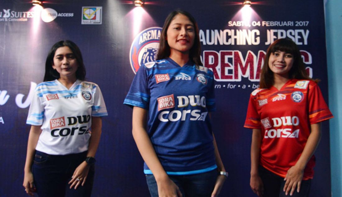 Tim Sepakbola Arema FC merilis Jersey baru untuk kompetisi 2017 dan Piala Presiden di Kantor Arema FC, Sabtu (4/1). - JPNN.com