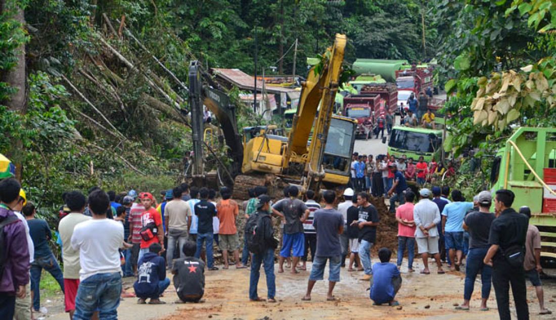 TERSAMBUNG LAGI: Dua unit eksavator PC 200 diturunkan untuk membersihkan sisa puing jalan ambles, sekaligus mempercepat proses penimbunan jalan poros Kelay-Wahau, Kabupaten Berau, Kalimantan Timur, Jumat (3/2). - JPNN.com