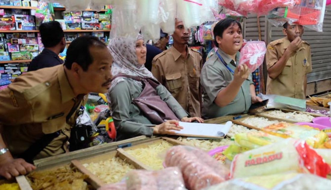 Petugas dari BPOM Serang, Banten didampingi Disperindagkop Cilegon melakukan sidak sembako di Kawasan Pasar Kranggot, Jombang Wetan, Cilegon, Senin (6/27). Petugas menemukansejumlah makanan yang diduga mengandung Formalin serta pewarna tekstil. - JPNN.com