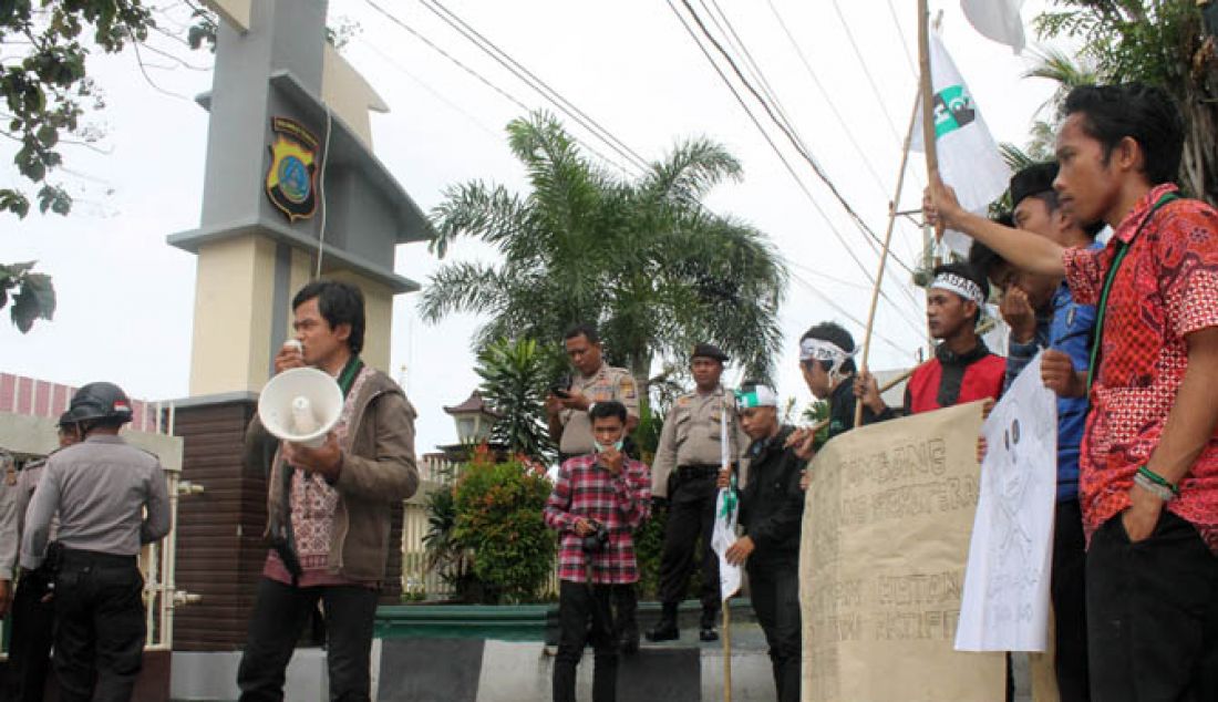 DATANGI POLDA: Belasan aktivis HMI Cabang Palu saat berorasi di depan Kantor Polda Sulteng di Jalan Sam Ratulangi, Kota Palu, Sulawesi Tengah, Selasa (7/2). Dalam aksinya, massa mendesak kepolisian agar segera menutup tambang Poboya. - JPNN.com