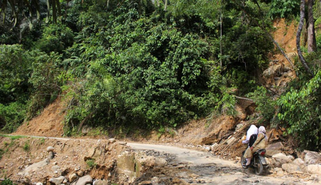 RUSAK: Ruas jalan provinsi yang terletak di Jorong Lubuak Gadang, Nagari Tigo Koto Silungkang, Palembayan dalam kondisi rusak parah akibat akibat longsor yang melanda kawasan itu beberapa waktu hingga kini, (06/01). Kondisi ini diperparah oleh ancaman longsor susulan karena curamnnya tebing. - JPNN.com