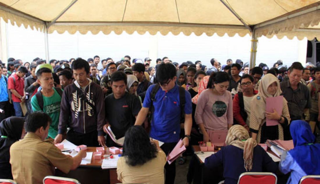 Ribuan Pencaker mendaftarkan diri jadi peserta pelatihan yang diselenggarakan oleh Disnaker Kota Batam di kantor Disnaker di jalan Kartini, Sekupang, Selasa (7/2). - JPNN.com