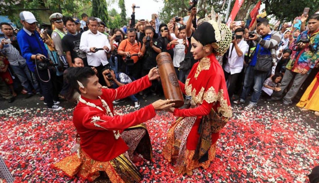 Penyerahan pataka dari Wiroguno ke Wironini mengawali prosesi peringatan HUT Hari Jadi Kota Pasuruan ke-331 di depan GOR Untung Suropati, Pasuruan, Rabu (8/2) siang. Prosesi kirab budaya Pataka yang merupakan simbol pengangkatan Untung Suropati sebagai Adipati Pasuruan yang diangkat oleh Amangkurat II di masa itu. - JPNN.com