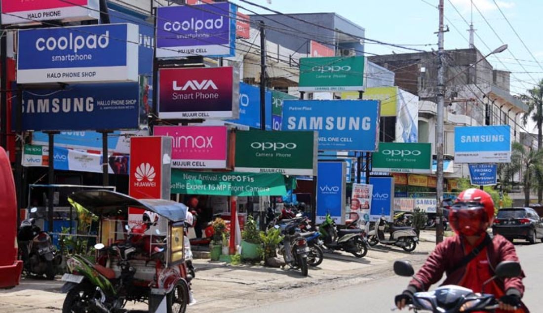 Sejumlah kendaraan melintas di dekat papan reklame di Jalan Rappocini, Makassar, Kamis (9/2). Pemkot Makassar akan menyusun rencana penataan terhadap reklame yang tidak beraturan di jalur protokol guna mendongkrak perolehan Pendapatan Asli Daerah (PAD) serta menghilangkan kesan kesemrawutan. - JPNN.com