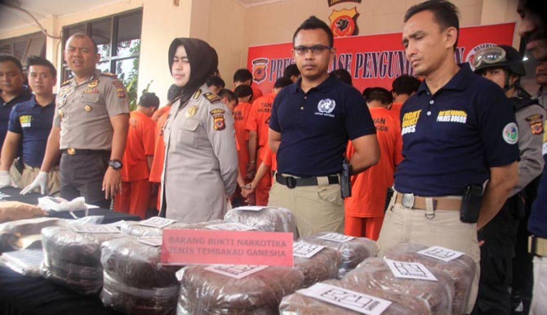 Kapolres Bogor Kabupaten, AKBP.Andi Muhammad Dicky, memperlihatka para tersangka penyalahgunaan narkoba di Polres Bogor, Rabu (8/2). Narkoba jenis tembakau gajah 'Ganesha', menjadi salah satu narkoba baru. Tembakau ganesha juga diketahui mengandung cannabinoids sintetik. Sofyansyah/Radar Bogor - JPNN.com